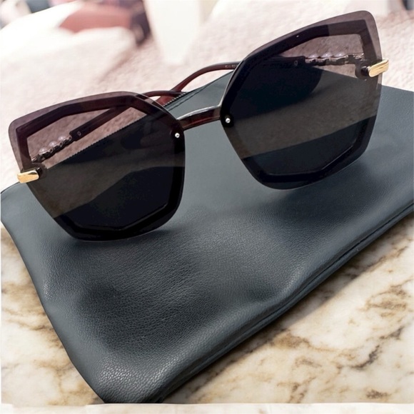 Chic Oversized Black Sunglasses - Picture 2 of 4